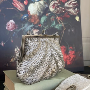 16 x 17 cm / Vintage Clutch / Abendtasche / kleine Tasche / kleine Clutch mit Perlenstickerei / 60s Handarbeit / weiss silber / BAG 008 Bild 5