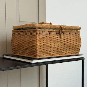 Vintage woven sewing box / storage box for sewing utensils / rattan sewing box / filled with threads in various colors