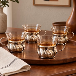 4 Vintage Teegläser mit silberfarbenen Haltern Mid Century Tea Cups Sculptural Glassware Quiet Luxury Tableware Teegläser natürliche Patina