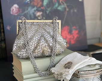 16 x 17 cm / Vintage Clutch / Abendtasche / kleine Tasche /  kleine Clutch mit Perlenstickerei / 60s  Handarbeit / weiss silber / BAG #008