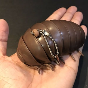 Plastikowy pluskwa tabletkowa Roly Poly Insect Potato Bug Isopod BRELOK z ruchomymi częściami - BRĄZOWY Kolor 9 cm