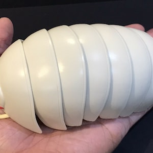 Plastikowy owad, owad, pluskwa ziemniaczana, figurka równonoga z ruchomymi częściami - KREMOWO-BIAŁY Kolor 14 cm