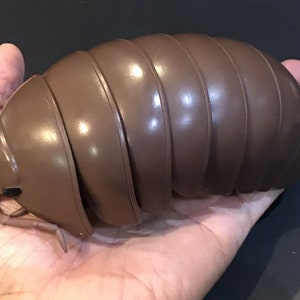 Plastikowy owad, owad, pluskwa ziemniaczana, figurka równonoga z ruchomymi częściami - BRĄZOWY kolor 14 cm