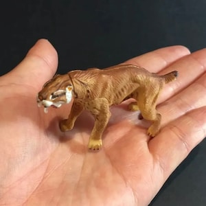 Vintage Kaiyodo Série 2 Smilodon Sabretooth Tiger Dinosaur Dinotales Figura em miniatura de plástico