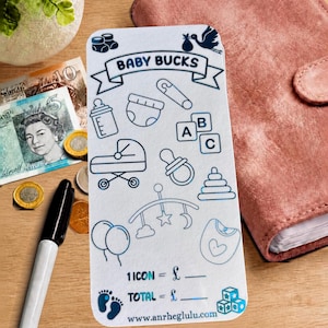 Peut inclure: Une carte rectangulaire blanche intitulée BABY BUCKS avec des icônes en ligne bleue représentant des articles de bébé, notamment une cigogne, un biberon, une couche, une épingle à nourrice, des cubes, une poussette, une tétine et des pieds.
