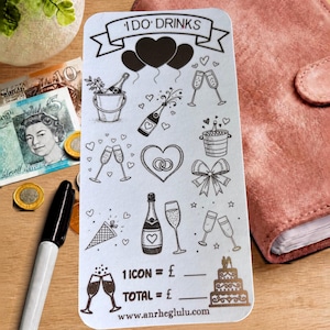 Peut inclure: Une carte rectangulaire blanche intitulée I DO DRINKS avec des illustrations au trait noir de bouteilles de champagne, de verres, de cœurs et d'un gâteau de mariage. La carte inclut des champs pour les calculs et l'adresse www.anrheglulu.com.