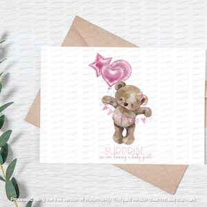 Carte de voeux personnalisée pour bébé ou baby shower en anglais ou en gallois | Ours mignon tenant des banderoles | Carte Adorable bébé fille ou garçon