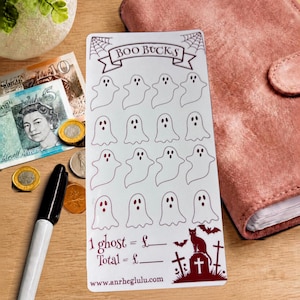Peut inclure: Une carte de suivi rectangulaire blanche intitulée BOO BUCKS dans une bannière, avec seize contours de fantômes, une scène de cimetière avec un chat et des chauves-souris, et le texte 1 ghost = £, Total = £, et www.anrheglulu.com en rouge.