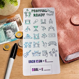 Peut inclure: Une carte de suivi rectangulaire blanche avec des icônes de festival en feuille irisée, incluant une scène, un micro, une tente et des instruments. Le texte indique FESTIVAL READY, EACH ICON = £ et GOAL = £. La carte présente une grille d'icônes.