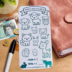 Peut inclure: Une carte rectangulaire blanche intitulée PAWS AND POUNDS avec des illustrations au trait bleu sarcelle représentant divers animaux comme un chien, un mouton, un hibou, une souris, un cochon, un renard, un lapin, un cerf, un hérisson et un poussin.