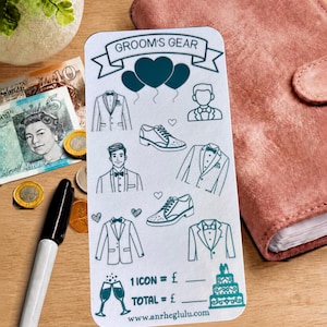 Peut inclure: Une carte rectangulaire blanche intitulée GROOM'S GEAR avec des illustrations au trait bleu sarcelle représentant des smokings, des chaussures de ville, des cœurs, des ballons et une pièce montée. Elle inclut des champs pour les calculs.