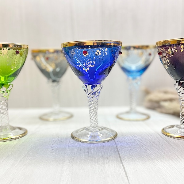 Lot de 5 verres à vin en verre coloré vénitien bohème des années 1950, motif orné d'or, bijoux rouges, verrerie vintage, articles de bar, cadeaux d'anniversaire