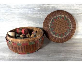 Cestino da cucito antico vintage in vimini dipinto con coperchio e 37 rocchetti di filo in legno
