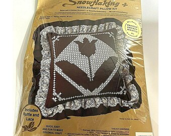 Paragon's Snowflaking Handarbeitspackung ""Tulpen Silhouette"" #8378 14"Kissenbezug."