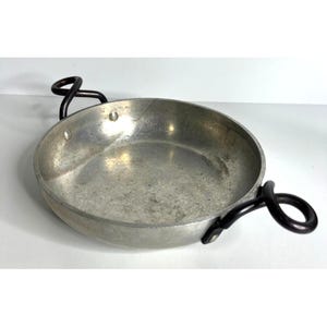 Könnte beinhalten: Ein Set aus drei Keramikbechern mit gesprenkelter, matter Oberfläche. Die Becher sind in den Farbtönen Creme, Hellgrau und Dunkelgrau gehalten. Jeder Becher hat ein schlichtes, minimalistisches Design und einen abgerundeten Griff.