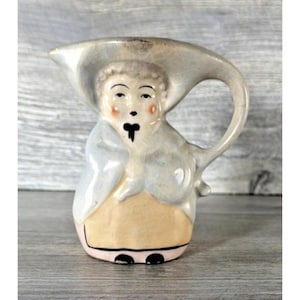 Jarra de cerámica vintage Toby con figura de mujer con capa, 12 cm de alto, estilo colonial.