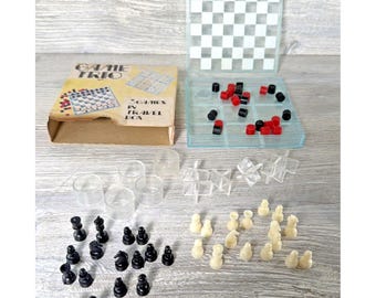 Juego de tres piezas en caja de viaje de plástico duro, vintage, 1974, ajedrez, damas, tres en raya