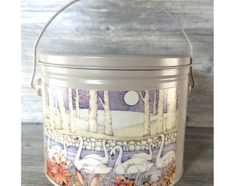 Balde de lata vintage dos anos 70 com tampa e alça, estampa de cisnes e flores em estilo Cottage Core.