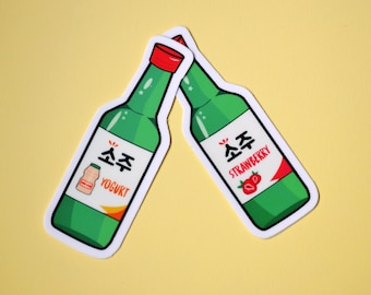 Può includere: Due bottiglie di soju di cartone animate verdi e bianche con tappi rossi. Una bottiglia dice "Soju Yogurt" e l'altra dice "Soju Fragola".