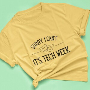 Puede incluir: Una camiseta amarilla con el texto "Lo siento, no puedo es la semana de la tecnolog&iacute;a" y dos m&aacute;scaras de teatro en blanco y negro.
