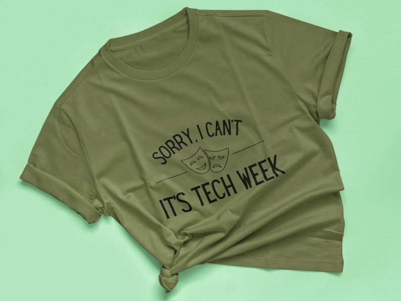 Puede incluir: Una camiseta verde con el texto "Lo siento, no puedo es la semana de la tecnolog&iacute;a" y dos m&aacute;scaras de teatro en blanco y negro.