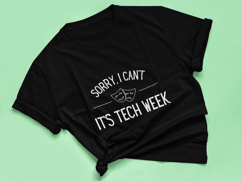 Puede incluir: Camiseta negra con texto blanco que dice "Lo siento, no puedo, es la semana de la tecnolog&iacute;a." Dos m&aacute;scaras blancas est&aacute;n por encima del texto, una sonriendo y otra frunciendo el ce&ntilde;o.
