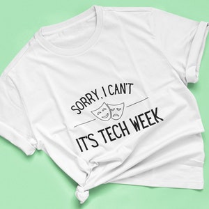 Puede incluir: Camiseta blanca con texto negro que dice "Lo siento, no puedo es la semana de la tecnolog&iacute;a" con dos m&aacute;scaras blancas y negras sobre el texto.