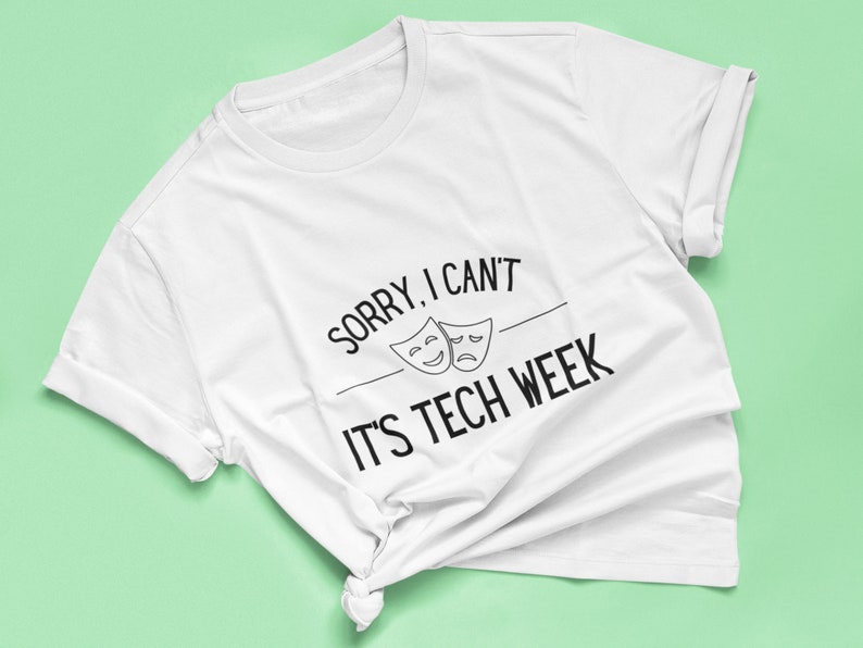 Puede incluir: Camiseta blanca con texto negro que dice "Lo siento, no puedo es la semana de la tecnolog&iacute;a" con dos m&aacute;scaras blancas y negras sobre el texto.