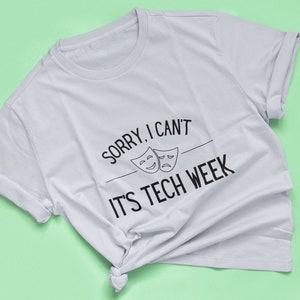 Puede incluir: Una camiseta blanca con el texto "Lo siento, no puedo, es la semana de la tecnolog&iacute;a" y dos m&aacute;scaras de teatro en blanco y negro.