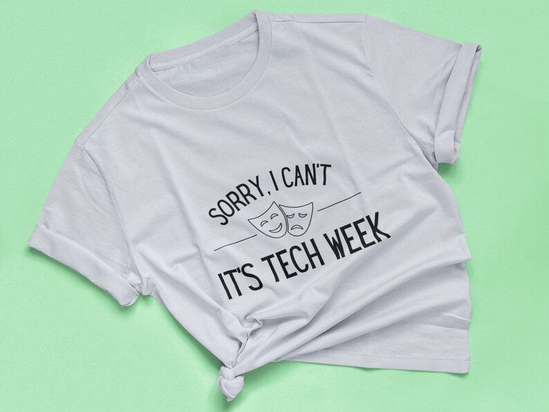 Puede incluir: Una camiseta blanca con el texto "Lo siento, no puedo, es la semana de la tecnolog&iacute;a" y dos m&aacute;scaras de teatro en blanco y negro.