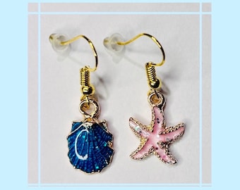 Orecchini a tema spiaggia con stelle marine e conchiglie