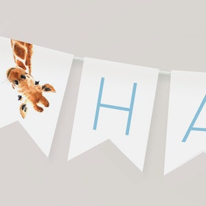 以下が含まれることがあります： 左側にキリンのイラストが描かれた、青い文字で「Happy」と綴られた白いバナーです。