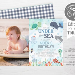 Pu&ograve; includere: Un invito di compleanno a tema sottomarino con una foto di un bambino piccolo su una tavola da surf. L'invito &egrave; blu e verde con illustrazioni di creature marine come una balena, un polpo, una tartaruga e un cavalluccio marino. Il testo recita "Unisciti a noi sotto il mare per festeggiare il compleanno di Aiden!" con la data, l'ora e il luogo della festa.