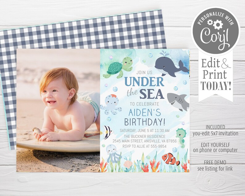Pu&ograve; includere: Un invito di compleanno a tema sottomarino con una foto di un bambino piccolo su una tavola da surf. L'invito &egrave; blu e verde con illustrazioni di creature marine come una balena, un polpo, una tartaruga e un cavalluccio marino. Il testo recita "Unisciti a noi sotto il mare per festeggiare il compleanno di Aiden!" con la data, l'ora e il luogo della festa.