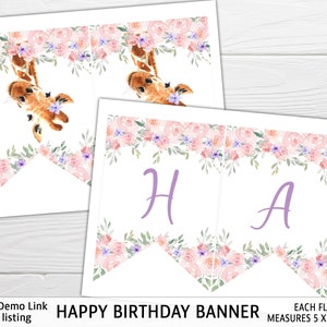 Op de afbeelding: Een printbare happy birthday banner met roze en paarse bloemen en een giraffenillustratie. Elke vlag meet 5 x 7 inch.