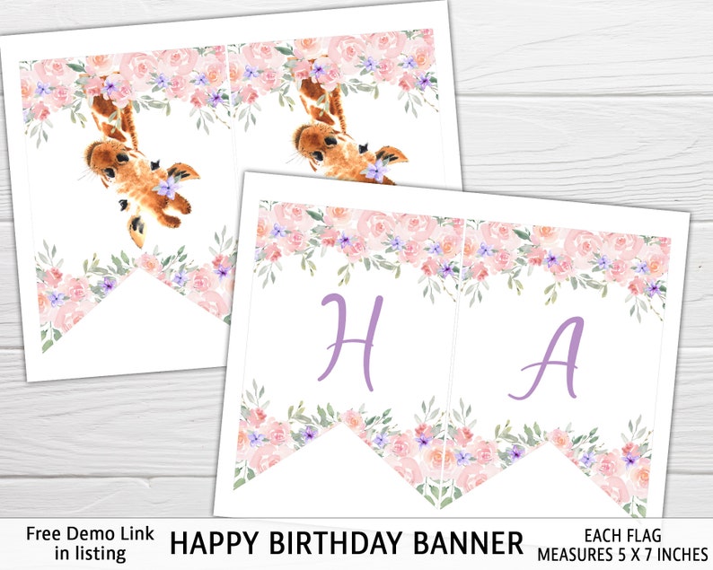 Op de afbeelding: Een printbare happy birthday banner met roze en paarse bloemen en een giraffenillustratie. Elke vlag meet 5 x 7 inch.