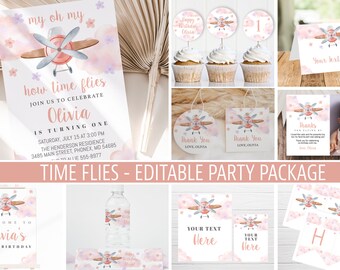 Pode incluir: Um pacote de festa imprimível para um primeiro aniversário com um tema de avião rosa e azul. O pacote inclui convites, etiquetas de agradecimento, toppers para cupcakes, etiquetas para garrafas de água e uma placa de boas-vindas. O texto no convite diz: "Oh meu Deus, como o tempo voa! Junte-se a nós para celebrar o primeiro aniversário da Olivia. Sábado, 15 de julho às 15:00. A residência Henderson, 3485 Main Street, Telefone: 555-8977."