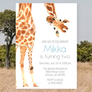 Puede incluir: Una invitación de cumpleaños con una ilustración de acuarela de una jirafa. El texto dice "Únete a nosotros para celebrar que Mikka cumple dos años. Sábado 15 de julio a las 3:00 pm. The Murphy Residence 5654 Rose Circle Amaris, AZ 45785 RSVP a Aleida al 555-8956"