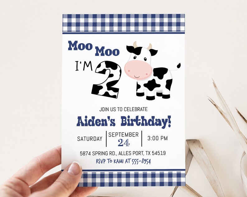 K&ouml;nnte beinhalten: Eine Einladung mit wei&szlig;-blauem Karomuster und einer Illustration einer schwarz-wei&szlig;en Kuh. Die Einladung lautet "Moo Moo I'm 2" und "Aiden's Birthday!" mit Datum und Uhrzeit der Party.