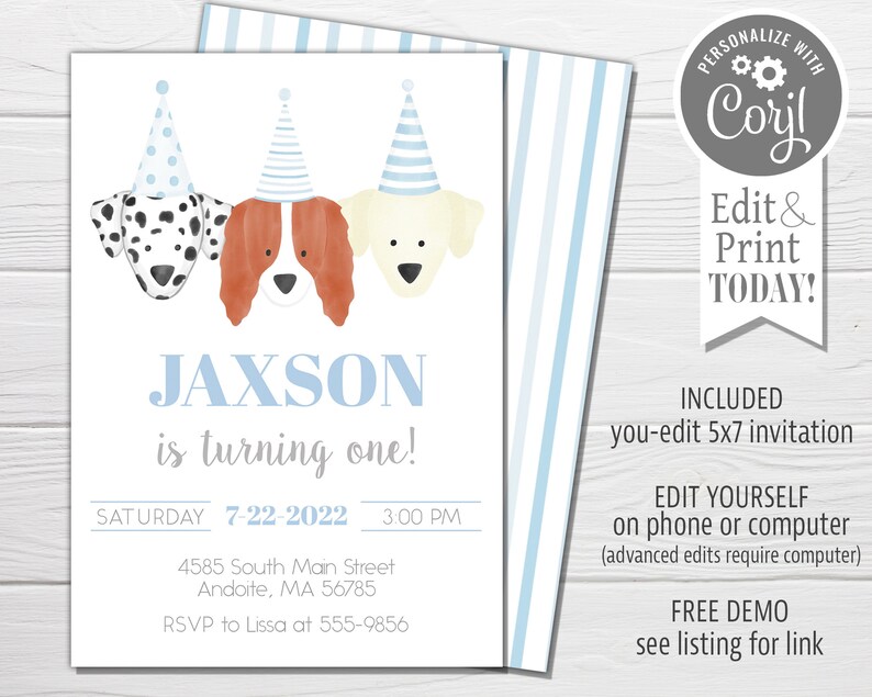 Pu&ograve; includere: Uno sfondo a strisce blu e bianche con un biglietto bianco che presenta un invito di compleanno per il primo compleanno di Jaxson. Il biglietto presenta tre cani dei cartoni animati che indossano cappelli da festa. Il testo sul biglietto recita "Jaxson compie un anno!" e include la data, l'ora, l'indirizzo e le informazioni RSVP.