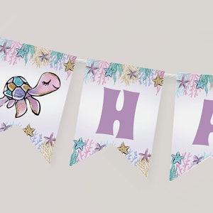 Op de afbeelding: Een banner met het woord "HA" in lavendelkleurige letters. De banner is versierd met een aquarel schildpad en zeesterren. De banner is geregen aan een wit touw en heeft een lichte achtergrond.