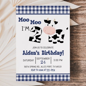 K&ouml;nnte beinhalten: Eine Einladung mit wei&szlig;-blauem Karomuster und einer Illustration einer schwarz-wei&szlig;en Kuh. Der Text lautet "Moo Moo I'm 2" und "Aiden's Birthday!" mit Details zur Party.