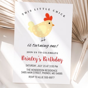 Może przedstawiać: Biała karta z zaproszeniem z ilustracją ż&oacute;łtego kurczaka. Tekst brzmi "This little chick is turning one!" i zawiera szczeg&oacute;ły dotyczące przyjęcia urodzinowego.