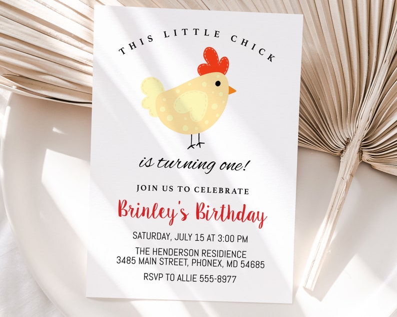Może przedstawiać: Biała karta z zaproszeniem z ilustracją ż&oacute;łtego kurczaka. Tekst brzmi "This little chick is turning one!" i zawiera szczeg&oacute;ły dotyczące przyjęcia urodzinowego.
