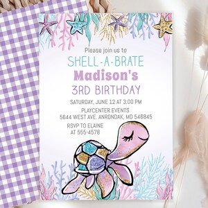Puede incluir: Una invitación de cumpleaños rosa pastel y azul con una tortuga de mar de dibujos animados. La invitación dice "Por favor, únase a nosotros para SHELL-A-BRATE el 3er cumpleaños de Madison. Sábado 12 de junio a las 3:00 PM. Playcenter Events 5644 West Ave. Anrondak, MD 546845. RSVP a Elaine al 555-4578."