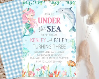 Op de afbeelding: Waterverf uitnodiging met een zeemeermin, dolfijn, zeepaardje en andere zeedieren. De uitnodiging luidt: "Join Us Under the Sea to Celebrate Kenley and Riley Turning Three". Inclusief datum, tijd en locatie.