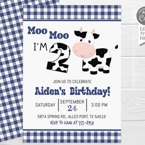 K&ouml;nnte beinhalten: Ein wei&szlig;-blauer Gingham-Hintergrund mit einer wei&szlig;en Karte, die eine schwarz-wei&szlig;e Kuh-Illustration zeigt. Die Karte lautet "Moo Moo I'm 2" und "Aiden's Birthday!" mit Details zur Party.
