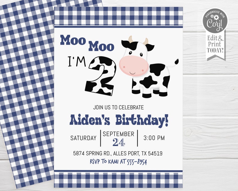 K&ouml;nnte beinhalten: Ein wei&szlig;-blauer Gingham-Hintergrund mit einer wei&szlig;en Karte, die eine schwarz-wei&szlig;e Kuh-Illustration zeigt. Die Karte lautet "Moo Moo I'm 2" und "Aiden's Birthday!" mit Details zur Party.