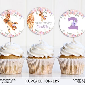Puede incluir: Tres adornos para cupcakes con una jirafa, un dise&ntilde;o floral con el n&uacute;mero 2 y un dise&ntilde;o floral con el texto "Happy Birthday Charlotte". Los adornos tienen un di&aacute;metro aproximado de 5 cm.