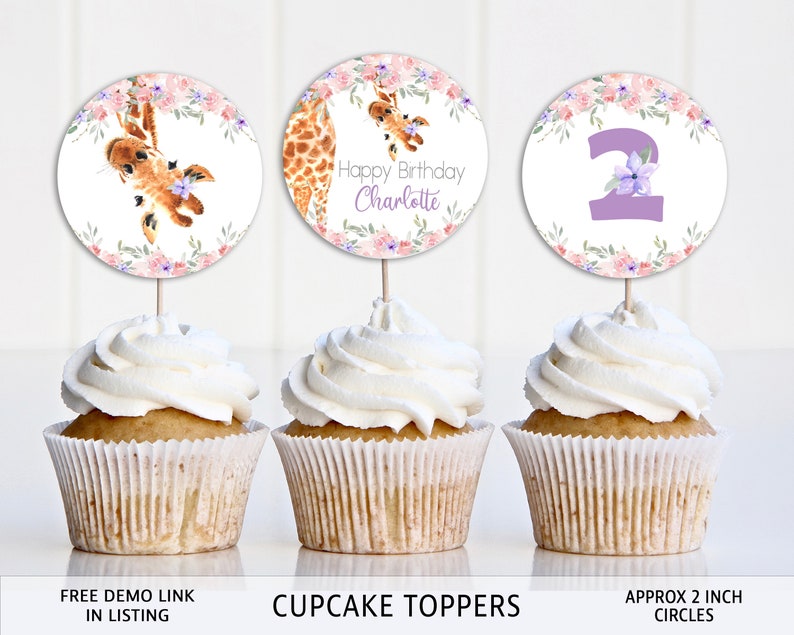 Puede incluir: Tres adornos para cupcakes con una jirafa, un dise&ntilde;o floral con el n&uacute;mero 2 y un dise&ntilde;o floral con el texto "Happy Birthday Charlotte". Los adornos tienen un di&aacute;metro aproximado de 5 cm.